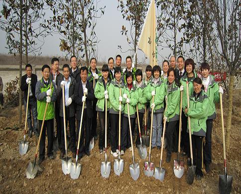 植树合影.jpg 植树合影.jpg