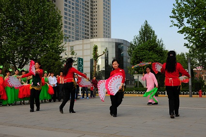 广场舞大赛龙旗.jpg 广场舞大赛龙旗.jpg