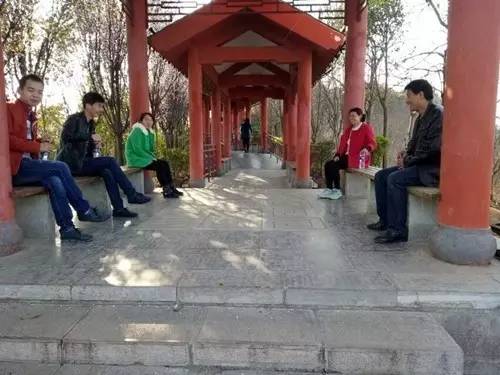 爬山2.jpg 爬山2.jpg